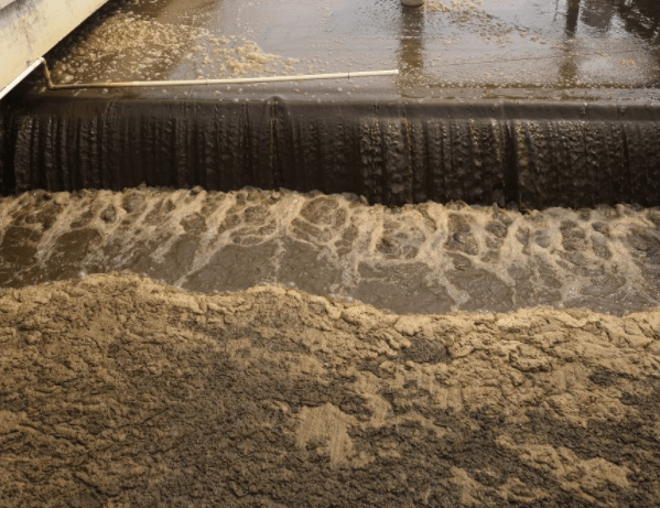 (圖:工業污水起泡沫現場)