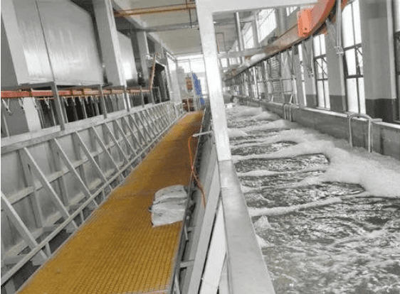 (圖:工業污水廢水泡沫)